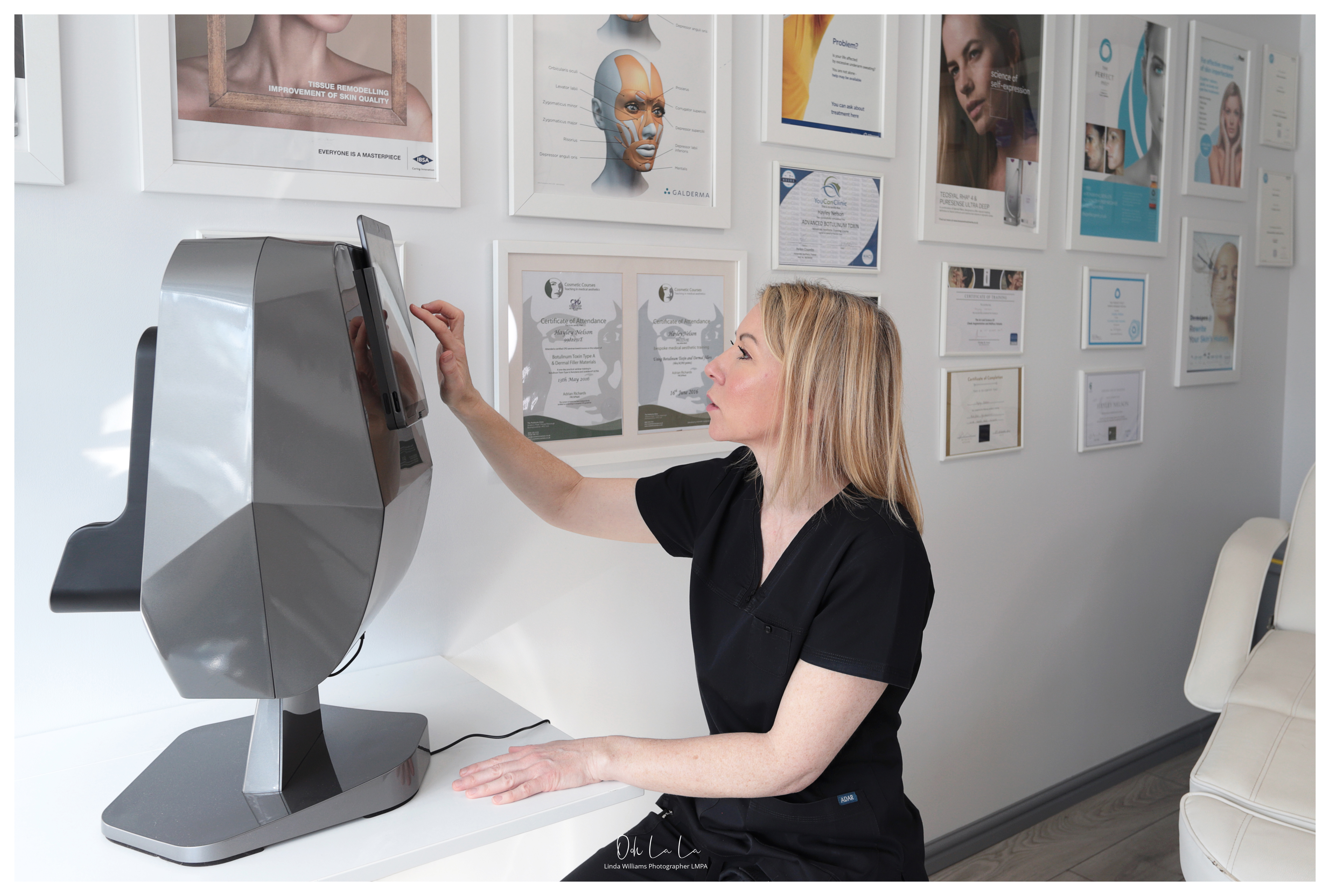 Aesthetician using Meicet skin analyser